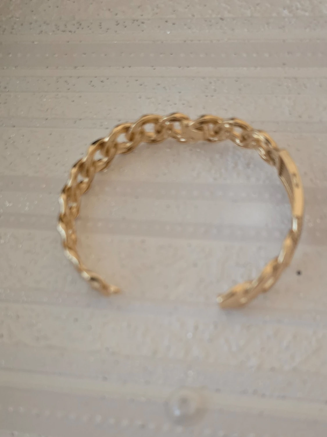 Guldigt kedjearmband med låsdetalj - 1