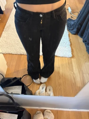 Svarta bootcut jeans Gina tricot - Säljer ett par svarta bootcut jeans med låg midja och klassisk femficksmodell. Jeansen har en snygg utsvängd passform från knät och är tillverkade i ett mjukt denimtyg. Använda en gång så inga defekter!