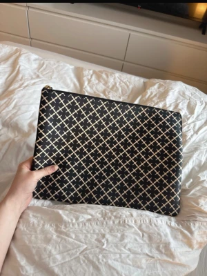 Malene Birger datorfodral - Använt någon enstaka gång, i toppskick!😊Kom gärna med prisförslag men godkänner inte allt🥰Mått: 36*26 cm