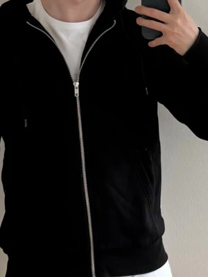 Ziphoodie  - Svart ziphoodie. Storlek S.