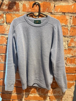 Lammull tröja - Lammull tröja från Alan Paine, köpt på Ströms sommaren 2025, otroligt bra skick och är riktigt mjuk! Passar mig som är 170cm och väger 60kg