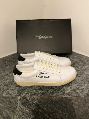 Saint Laurent skor - Vita Saint Laurent sneakers. Helt nya! Priset är inte fast. Kom privat för flera frågor!