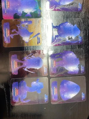 Samlarspel-kort från Illuminarum - Säljer ett gäng samlarkort från spelet Illuminarum. Korten har färgglada och fantasifulla figurer med olika former och motiv, tryckta på plastmaterial. Perfekt för dig som gillar unika karaktärer och samlarkort i spelvärlden.