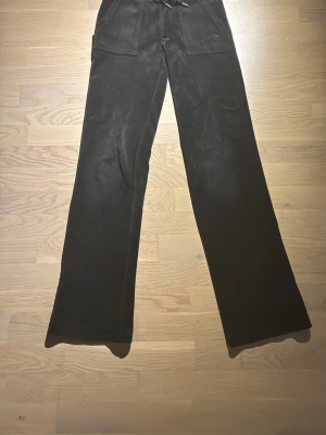 Svarta utsvängda byxor i juicy contour  - Säljer ett par svarta Juicy byxor, jätte bra skick. Ser nästintill nya ut💕 Säljer för att de har blivit för små.
