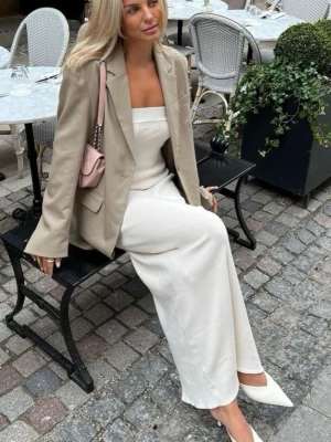 Beige långklänning från LXA - Beige klänning från LXA. Den är i strl XS, stor i storleken därför har jag inga egna bilder. Pris kan diskuteras ❤️