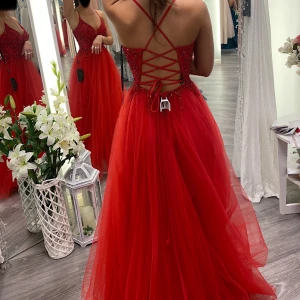 Balklänning - Säljer nu min balklänning från Christian Koehlert, köpt på Dreamdesigns i Motala! Den är i strl 32 men fått den insydd i ryggen, även uppsydd. Jag är 159cm lång, men eftersom jag hade 8cm klackar till och den ändå var för lång så funkar det finemang även för den som är längre❣️🌹Endast använd vid 1 tillfälle så i mycket fint skick! Köpt för 5499+frakt,säljer för 3000+ frakt! 🩷 Bara att höra av er vid frågor. 