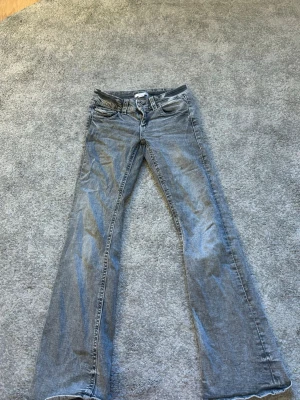 Grå bootcut jeans från Gina Tricot - Säljer ett par grå bootcut jeans från Gina Tricot. 