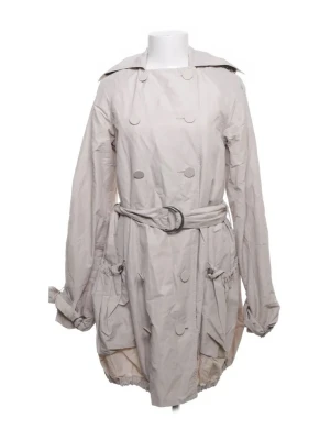 Beige trenchcoat med bälte - Snygg beige trenchcoat med dubbelknäppning och bälte i midjan. Storlek L. från Stella McCaryney for H&M