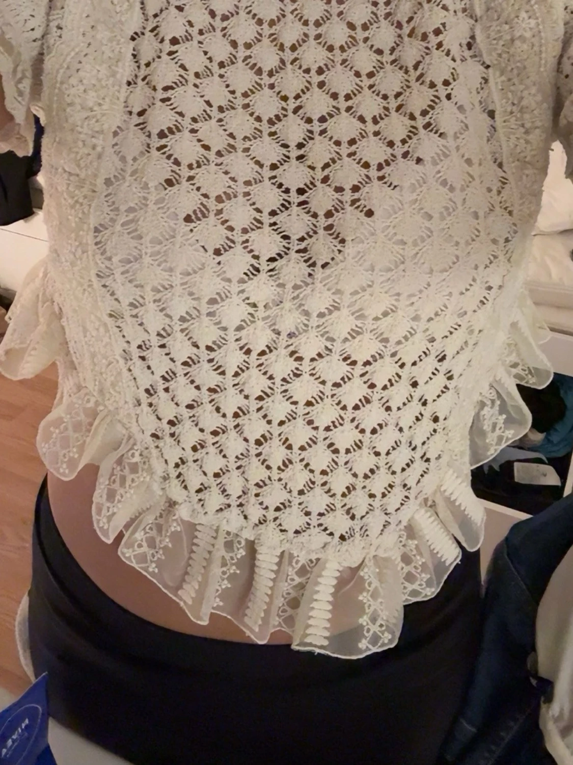 Vit spetsblus med volang från Zara - 1