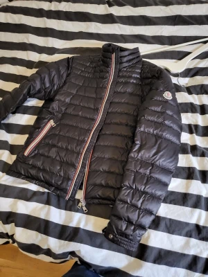 Svart dunjacka från Moncler - Svart, storlek 2 /S , fint skick. Garanterat äkta jacka! 