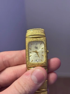 Guldigt dam armbandsur från GM - Använt skick, Snygga markerade stenar 