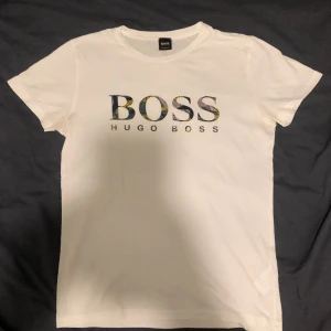 Hugo Boss t-shirt  - Helt ny aldrig använd, inga defekter. Storlek M.
