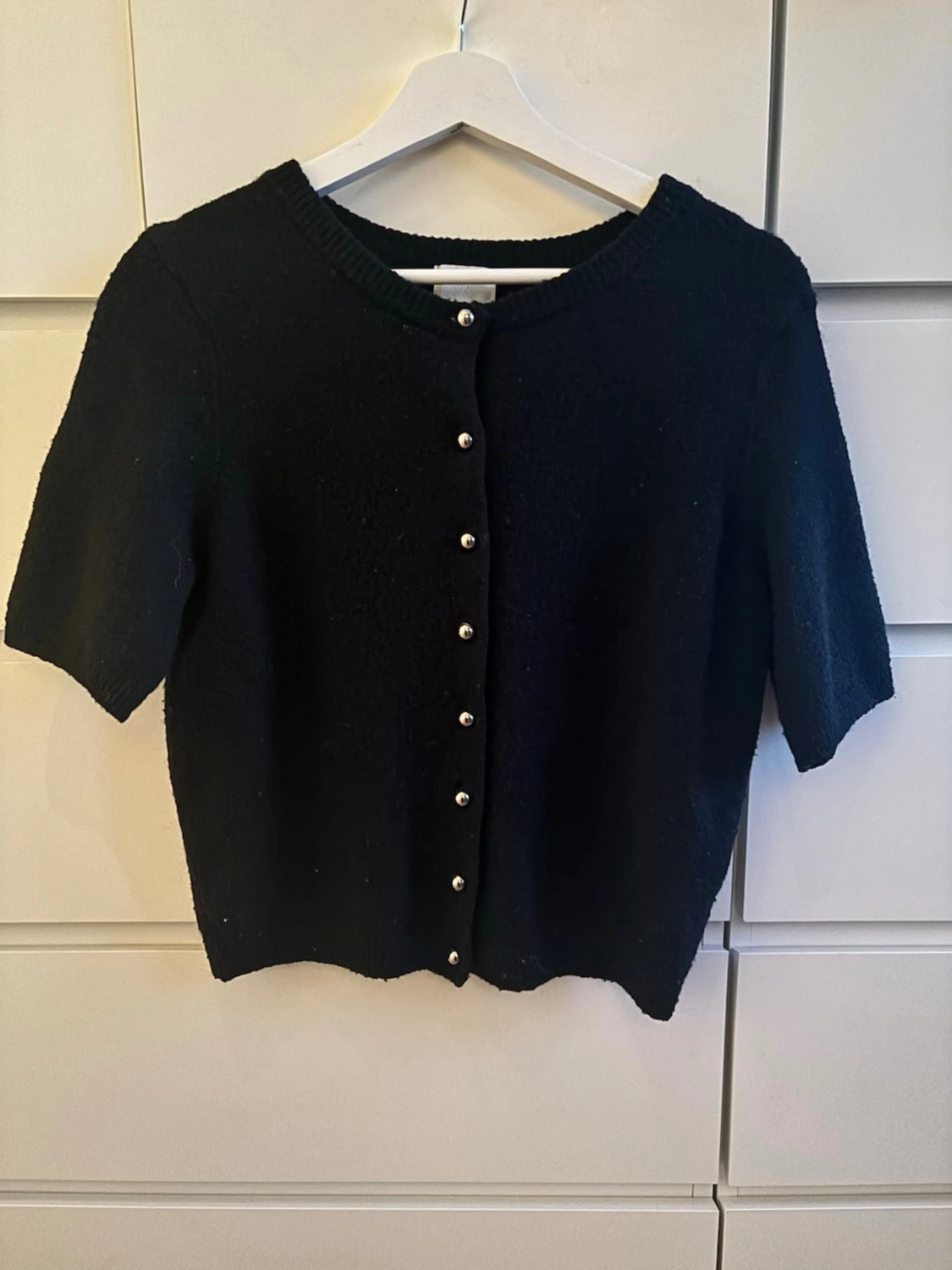 Svart kortärmad kofta med pärlknappar - 1