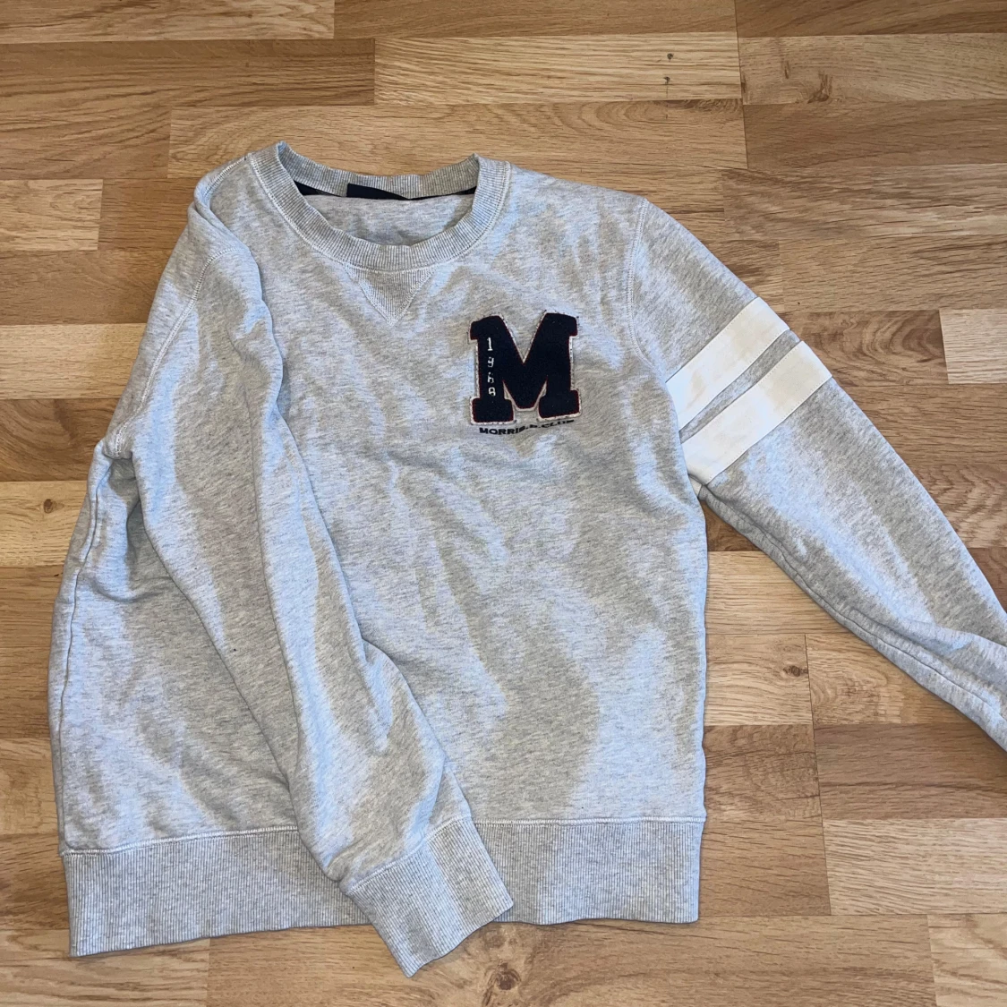 Grå sweatshirt med M-logga från Morris R. Club