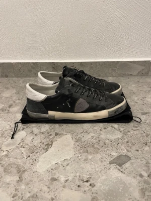Philippe Model Sneakers - Philippe model || Storlek 42 || Skorna är i bra skick (se bilder) || Dustbag medföljer || Tveka inte på att höra av dig vid frågor eller funderingar 