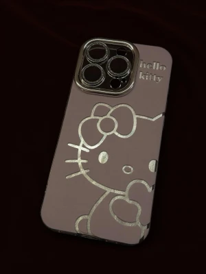 Hello Kitty mobilskal iPhone 15 PRO  - Snyggt mobilskal i rosa med metallicdetaljer och ett stort Hello Kitty-motiv. Skalet har en silvrig ram runt kameran och är gjort i ett hårt material som ger mobilen en unik look. Perfekt för dig som gillar söta och trendiga accessoarer. iPhone 15 PRO skal. 