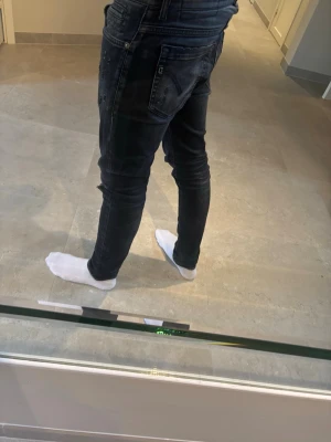 Svarta dondup jeans - Tja! Säljer nu ett par svarta dondupjeans i storlek 31 med lite slitningar. Dem är köpta från United fashion för 3500 kr förra året men säljer dem nu för att dem är för små. Bara att höra av sig vid frågor och funderingar!