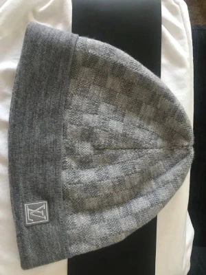 Louis Vuitton  - Grå Lv mössa i riktigt bra skick, har Tyvär inte kvar box eller kvitto!! Hör av er vid frågor eller intresse!!