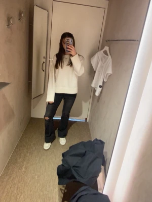 Svarta jeans med hål  - Säljer ett par svarta jeans med bootcut och två hål ifårn Nelly. Passar perfekt om du är mellan 160-165. Matchar med ALLT. Nypris ca 600-700kr