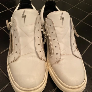 Giuseppe zanotti skor  - Snygga vita sneakers, storlek 43,5, skosnören kan få me