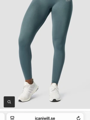 Blågröna tights ICANIWILL - Supersnygga blågröna tights från ICANIWILL. De har hög midja och sitter tight för en smickrande passform. Materialet är stretchigt och andas, perfekt för träning eller chill. Diskret logga vid höften och stilren design utan synliga sömmar. Köpta för 599kr