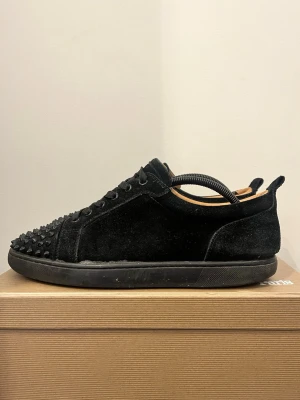 Louboutin skor  - Snygga loubs lite slitna men inget som syns så tydligt när dom är på. Pris kan diskuteras och är öppen för byten. 