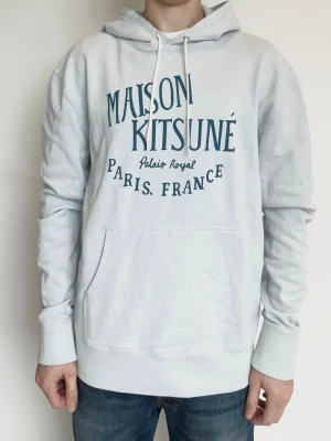 Maison Kitsune Hoodie - Väldigt fet och populär hoodie från Maison Kitsuné! Fint skick, inga defekter. Modellen är ca 180, 70kg (något stor). Står XL men sitter mer som L/M. Kontakta mig för fler frågor och funderingar!