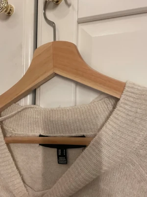 Beige stickad tröja från Vero Moda  - Mysig beige stickad tröja från vero Moda använd fåtal gånger 