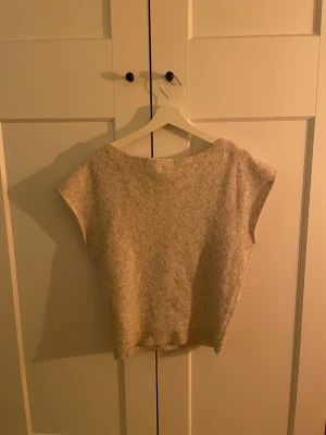 Nelly tröja - Säljer en jätte fin tröja ifrån Nelly i storklek S. är använda 3 gånger och är i mycket bra skick💕