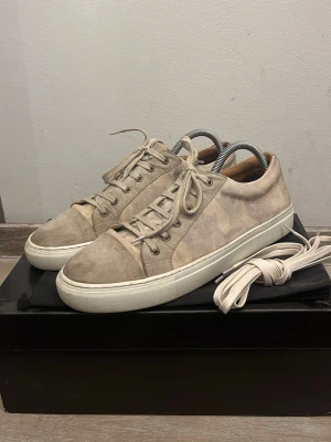 Bivando sneakers - Riktigt feta och unika beige sneakers från det svenska märket Bivando. Box, dustbag och extra snören ingår. Storlek 42.