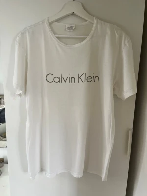 Vit t-shirt från Calvin Klein - Säljer en vit t-shirt från Calvin Klein.