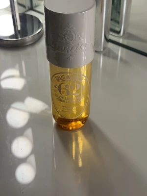 Sol de Janeiro Brazilian Crush 62 - Sol de Janeiro Brazilian Crush Cheirosa 62 är en parfymmist med en söt och varm doft av pistage, salt karamell och mandel. Flaskan är genomskinlig med gul vätska och har ett stort vitt lock med präglad logga. Perfekt för dig som gillar gourmanddofter. FORTFARANDE helt ny med plast kvar. Stor flaska 240Ml