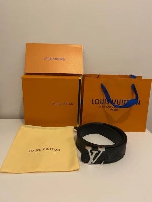 Bälte - Säljer detta oanvända bälte som är 150cm långt. Allt på bilden ingår. Vid köp så fraktar jag inom 1-2 dagar.