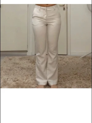 Vita kostymbyxor  - Säljer dessa oanvända kostymbyxor från bikbok