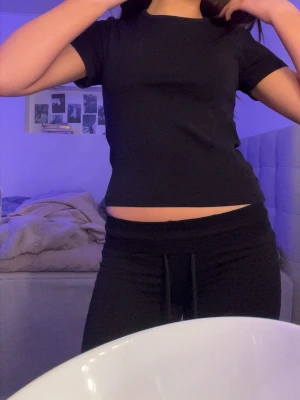 Tight T-shirt  - Säljer en svart tight T-shirt från Gina Tricot. Den är väldigt skön basic och passar till de mesta outfits. Denna är i storlek S. Hör gärna av er om ni har frågor eller om ni vill ha fler bilder💕