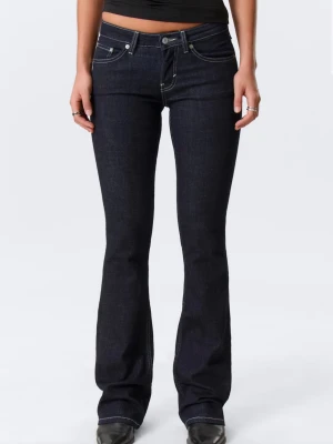  Mörkblå bootcut jeans  - Luna Low WAIST Bootcut jeans från Weekday! Storlek 26/32. Jag säljer dessa då de jag råkade beställa dubbla, så HELT nya!☺️ 