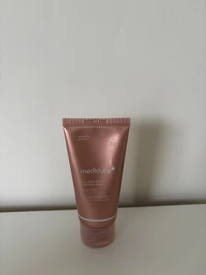 Medicube Collagen Night Mask - En lyxig nattmask från Medicube i en roséguldig tub. Collagen Night Wrapping Mask återfuktar och ger huden spänst under natten. Perfekt för dig som vill boosta huden med extra fukt och näring. Tuben är smidig och lätt att använda.