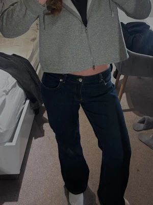 Mörkblå lågmidjade jeans från NA-KD - Säljer ett par mörkblå lågmidjade jeans från NAKD💕 Jeansen har en rak modell och är i mycket bra skick. Inga defekter eller skador på jeansen, säljer då dom inte kommer till användning! 