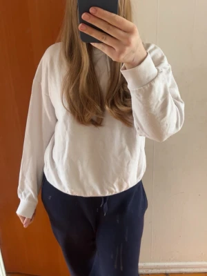 Vit hoodie från 157 - En vit enkel hoodie från lager 157! Bra passform och mycket bekväm. Kommer tyvärr inte till användning längre✨