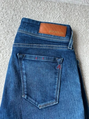 Blå jeans från Replay - Snygga blå jeans från Replay, modell Luz (bootcut). stl 25💕