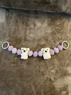 Virkad barnvagnshänge  - Virkad barnvagnshänge med lila nyanser och björnar💞