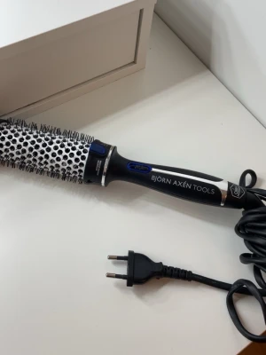 Björn Axén värmeborste - Säljer min Björn Axén värme borste. Har haft den i kanske 1 år får ej någon användning utav den. För frågor skriv privat.😊 Säljer bara via (INSTABOX)💕🌸