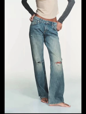 zara jeans - trendiga och snygga! helt nya med prislappen på💞vid frågor hör gärna av dig.