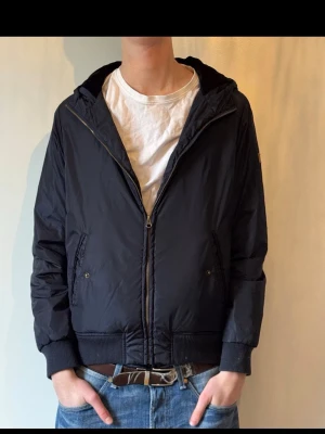 Vår jacka - Säljer en marinblå jacka ifrån american eagle. Den är riktigt fet och passar perfekt för dig om du vill ha en lite mer old fashion stil. Köp den nu för endast 450 kr 