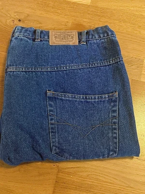 Baggy Jean-shorts - Baggy passform, slittåliga och bra kvalité custom Jean shorts. De är som sagt custom made så större i midjan då tänkt att använda med bälte för baggy look. Fråga jätte gärna om mått.