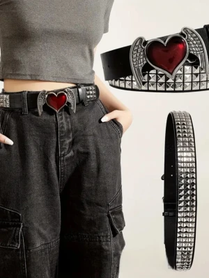 Skärp punk m hjärta - Skärp punk m hjärta. 115 cm långt. Bredd 3,7 cm. PU läder.