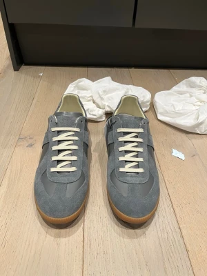 Maison Margiela Gats - Skick: 8/10 (mycket bra), Färg: Grå, Storlek: 41, Defekter: Nej, Äkta: Ja äktahets kontrollerade på Vinted, Ingår/medföljer: 2st Dustbag och skorna, Modell: Maison Margiela - Gats, Vid frågor är det bara att höra av sig🤝 Fraktar inom 24h📦🚚