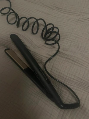 Remington- Ceramic Slim Straightener - Remington Ceramic Slim Straightener  • Remingtons S1510 Ceramic Slim 220 plattång har antistatiska keramiskbelagda plattor som tar bort friktionen i håret och gör det frizz-fritt.   • På/Av knapp med två temperaturer på 180 och 220ºC och snabb uppvärmning på 30 sekunder. Flytande plattor som följer håret med långa plattor på 110mm.   Fint skick! Använd under ca 8-10 månader, funkar bra!  Pris går att diskutera☺️