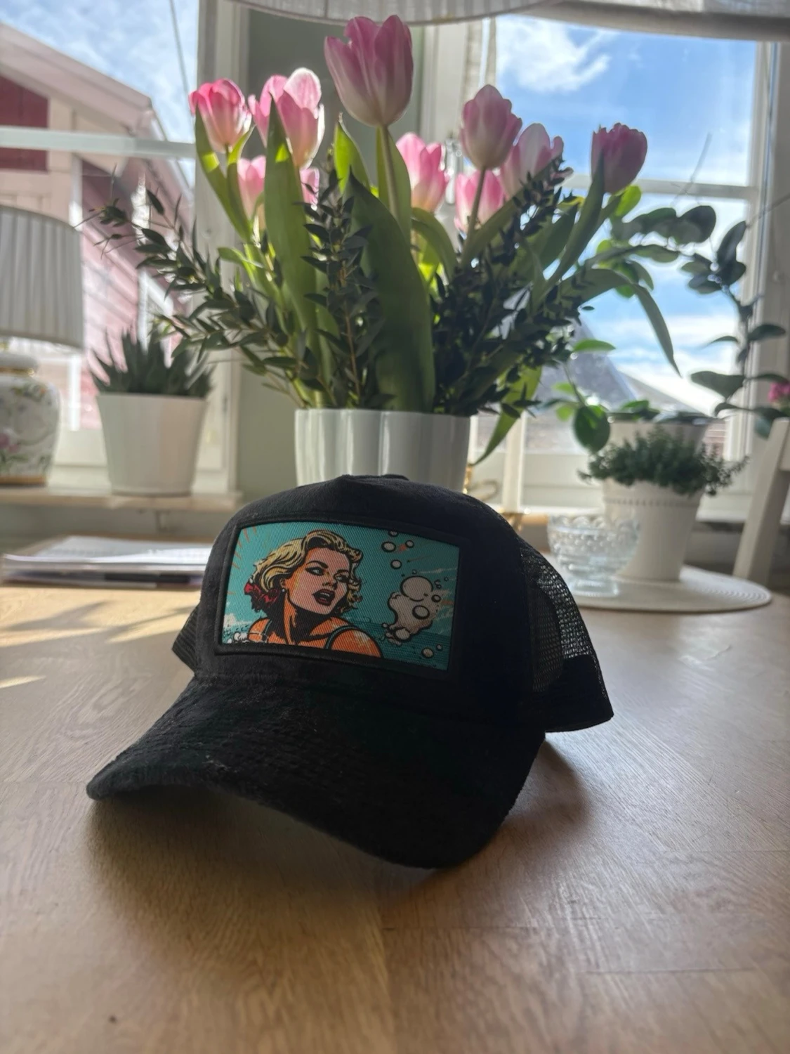 Svart keps med pop art-motiv