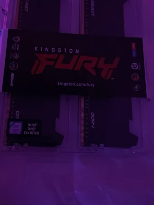 Kingston Fury Beast DDR4 RAM 16GB - Säljer ett kit med Kingston Fury Beast DDR4 RAM, totalt 16GB (2x8GB). Svarta minnesmoduler med stilren design och Intel XMP-certifiering för enkel överklockning. Perfekt för gaming eller krävande datoranvändning. Levereras i originalförpackning. 2590kr nypris på webhallen.